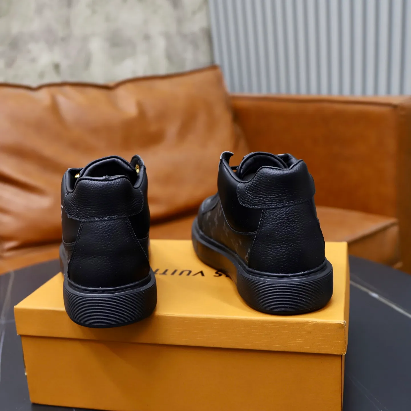 Ex-factory price: 442💰🙅‍♂️🙅‍♂️🙅‍♂️ Brand: LV Louis Vuitton Standard code: 38-44 (45 customized) Grade: Same as the official website Material: Original cowhide material spliced with brand rubber Comfortable and breathable lining Lightweight and wear-resistant sports outsole Style category: Men's fashionable casual shoes Running sneakers Distinguished luxury brand elements Top luxury color: actual picture color